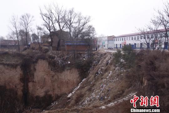 圖為未填黃土之前的安家寺大溝。慶城縣委外宣辦供