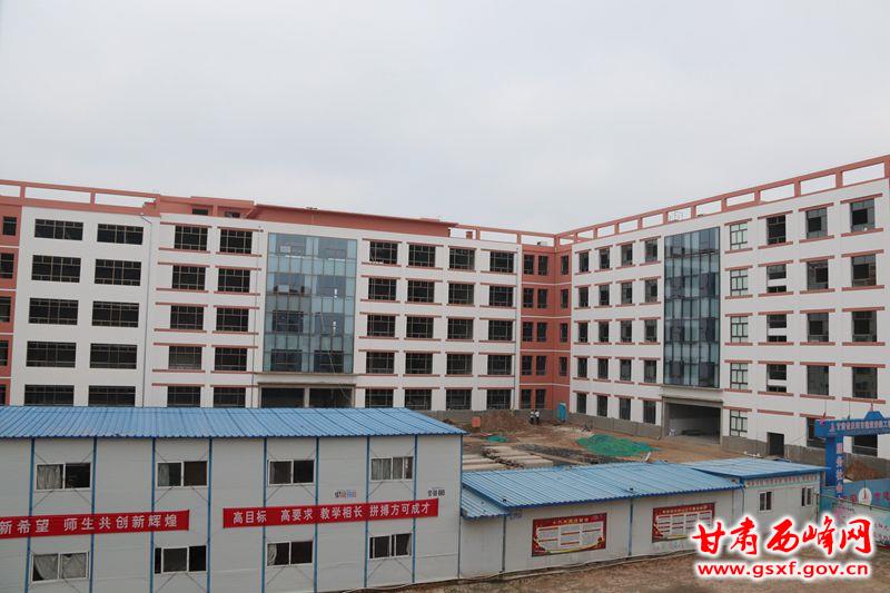 正在建設(shè)的董志初中綜合教學(xué)實(shí)驗(yàn)樓_副本.jpg 正在建設(shè)的董志初中綜合教學(xué)實(shí)驗(yàn)樓_副本.jpg