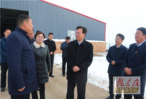 贠建民在華池縣五蛟鎮(zhèn)調(diào)研產(chǎn)業(yè)發(fā)展工作時強調(diào) 推動產(chǎn)業(yè)扶貧向產(chǎn)業(yè)振興轉(zhuǎn)變 讓發(fā)展成效更多惠及農(nóng)民群眾