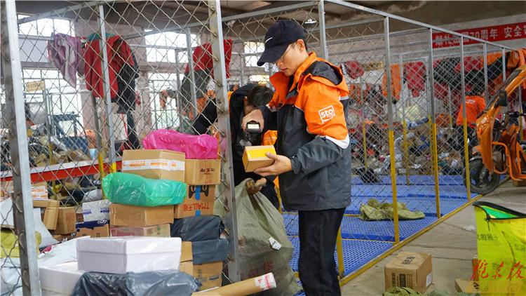 當“快遞垃圾”遇上“垃圾分類”——西峰城區(qū)快遞包裝垃圾無家可歸為哪般？
