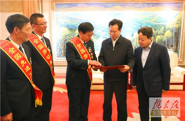 慶陽(yáng)市3名全國(guó)勞動(dòng)模范和先進(jìn)工作者載譽(yù)歸來(lái)！贠建民盧小亨親切會(huì)見(jiàn)