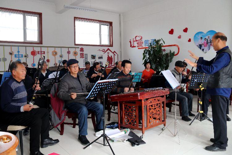 康壽路社區(qū)藝術(shù)團隊在排演節(jié)目。  通訊員  郭芳  攝