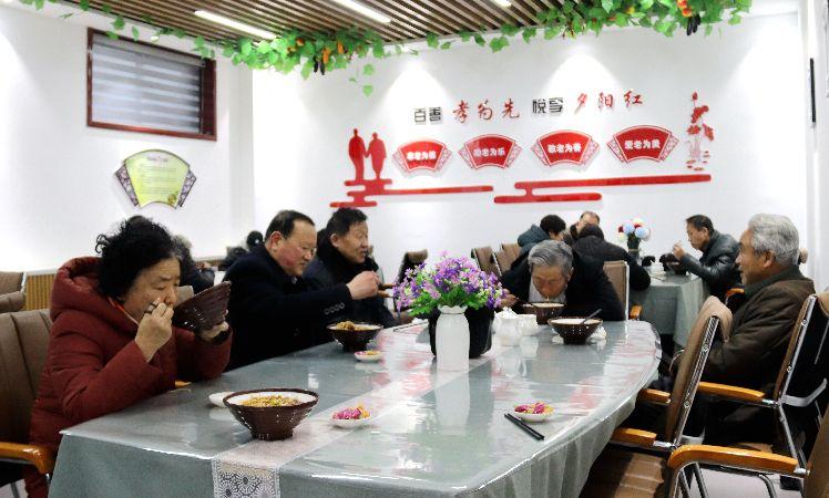 南苑路社區(qū)，老人在“老年餐桌”就餐。  通訊員  耿洋洋  攝  