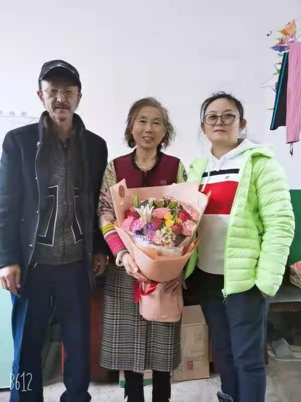 李桂芝和女兒牟鯤鵬、丈夫張順在一起