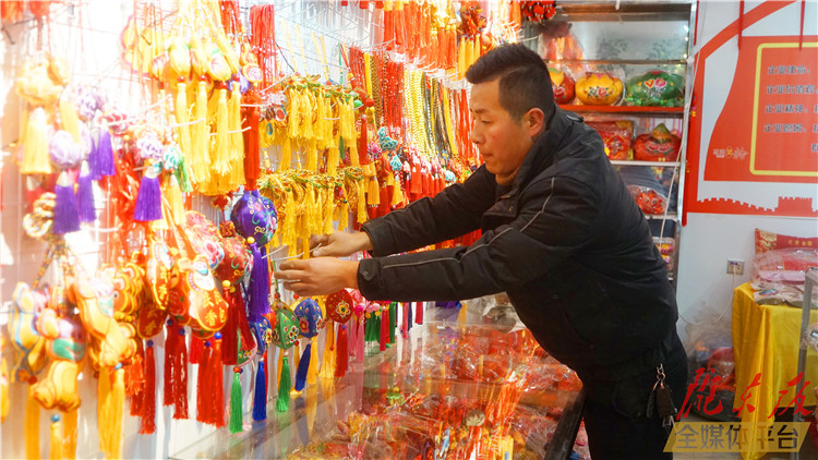 【新春走基層】寧縣農(nóng)民郭海峰創(chuàng)建刺繡扶貧車間，帶領(lǐng)鄉(xiāng)親“繡”出好光景