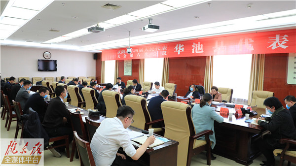 盧小亨在參加華池縣代表團審議時強調(diào) 弘揚南梁精神 傳承紅色基因 努力建設黨風正民風淳生態(tài)美環(huán)境優(yōu)產(chǎn)業(yè)興百姓富治理好社會穩(wěn)的新華池