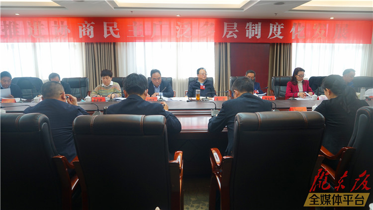 李銀在參加市政協(xié)四屆五次會議分組討論時強調(diào) 把握新方位 擔當新使命 為加快建設幸福美好新慶陽獻計出力