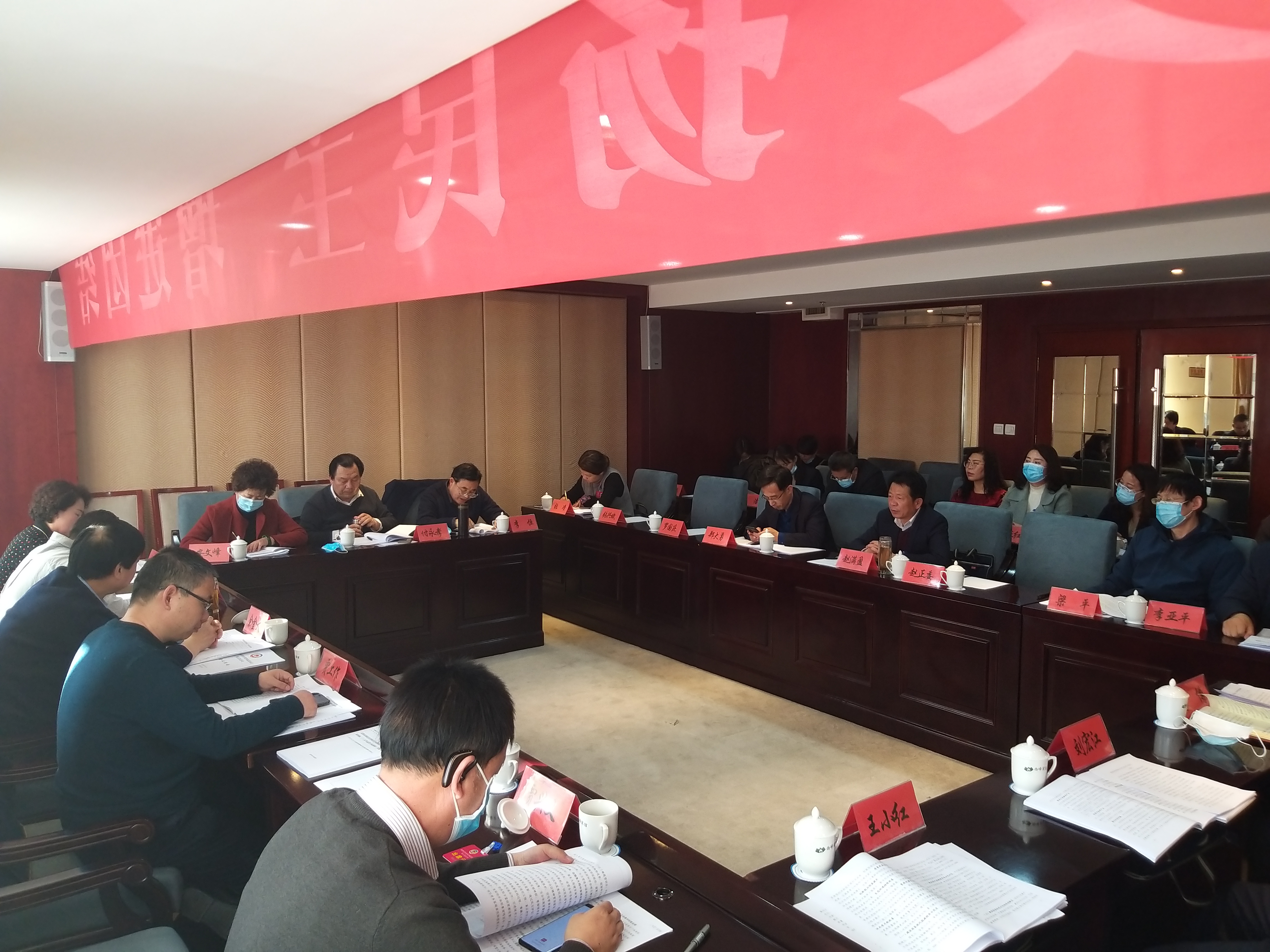 市政協(xié)委員繼續(xù)分組討論市委書記講話和相關(guān)報告。