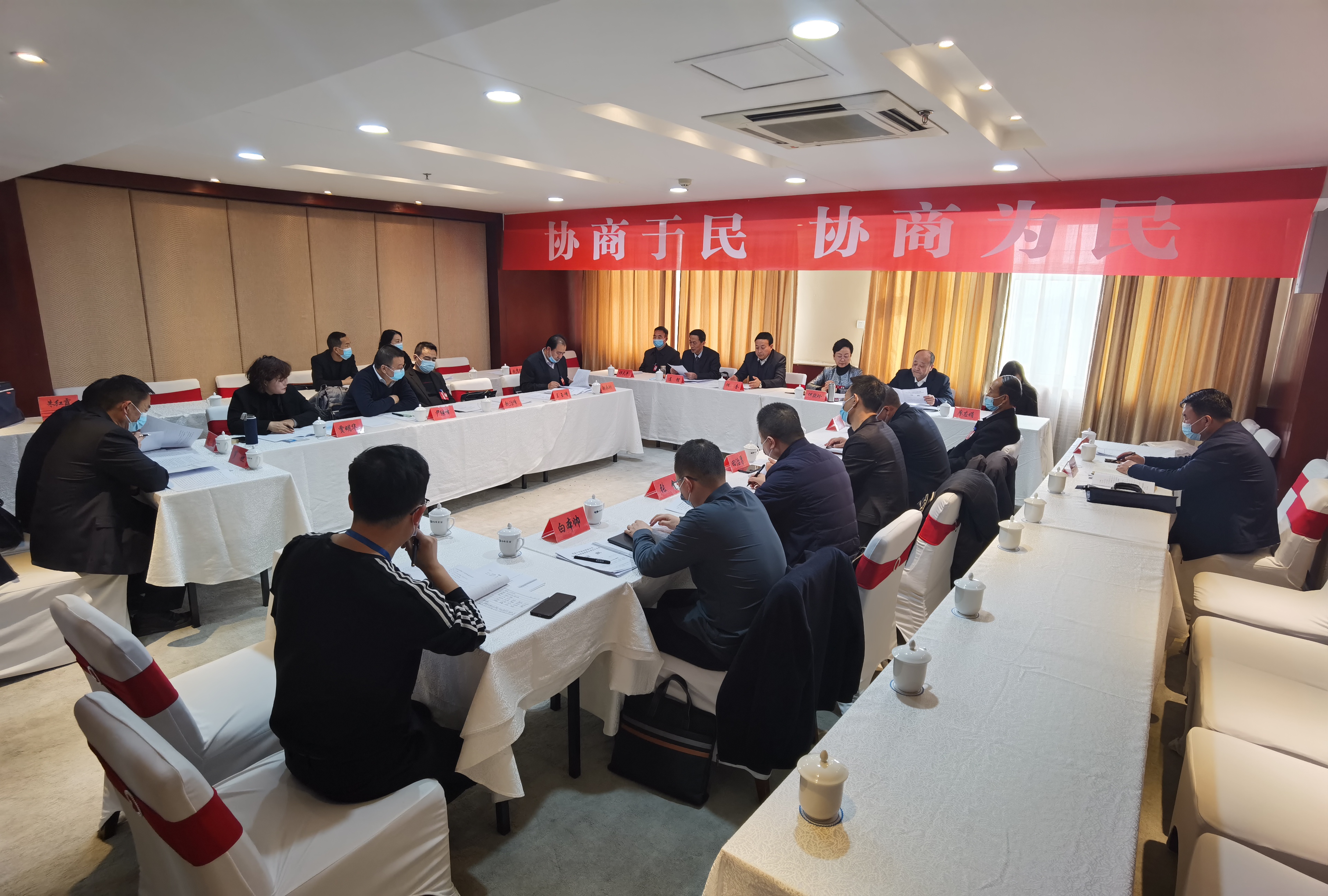 市政協(xié)委員繼續(xù)分組討論市委書記講話和相關(guān)報告。