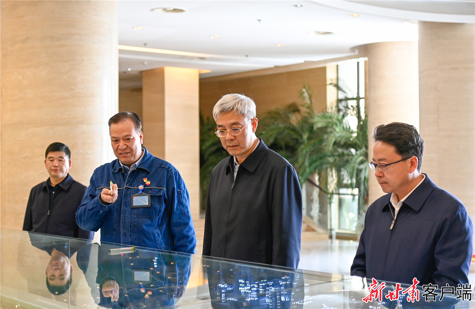 尹弘在慶陽(yáng)市調(diào)研指導(dǎo)工作時(shí)強(qiáng)調(diào)：立足資源稟賦打造特色產(chǎn)業(yè)集群，奮發(fā)有為推動(dòng)革命老區(qū)振興發(fā)展