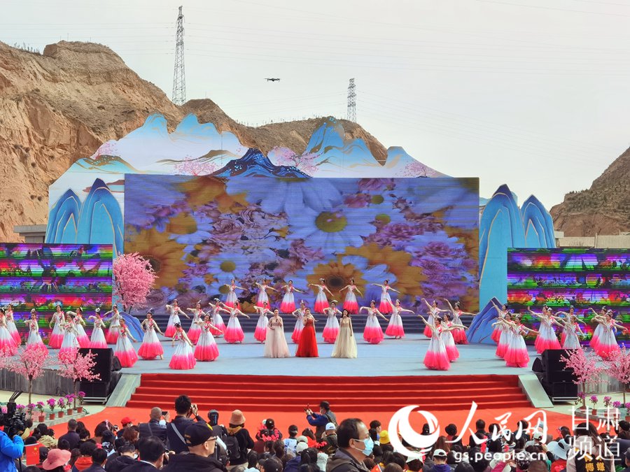 第38屆蘭州桃花旅游節(jié)開(kāi)幕式上的舞蹈表演。 人民網(wǎng) 高翔攝