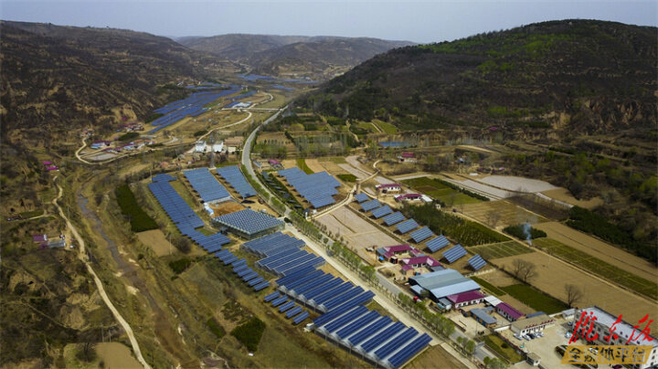 【奮進新征程 建功新時代】華池縣：光伏板下種菌菇，“菌光互補”助“共富”