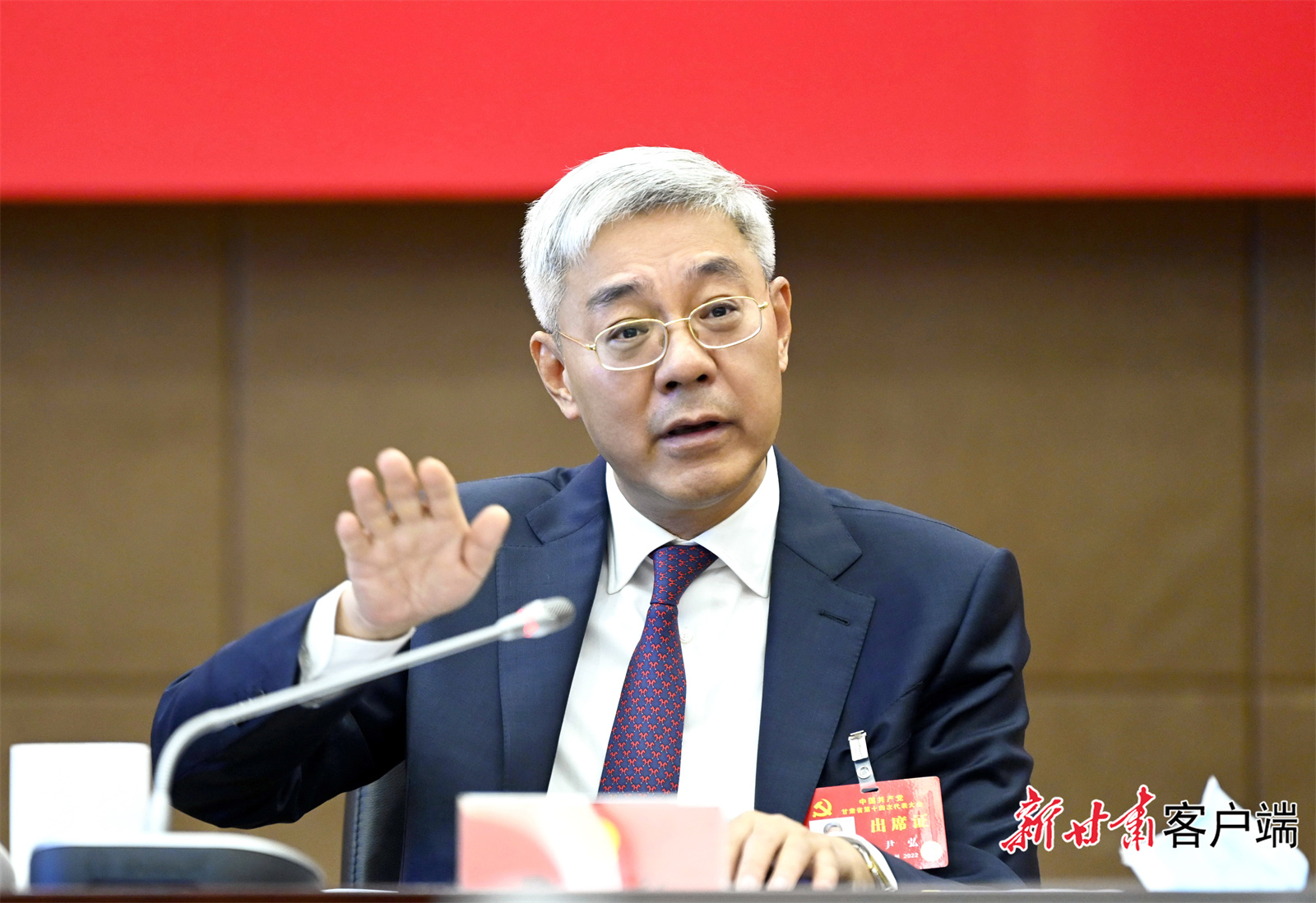 尹弘?yún)⒓游渫写韴F討論時強調(diào)：找準功能定位，發(fā)揮比較優(yōu)勢，積極融入“一核三帶”區(qū)域發(fā)展格局