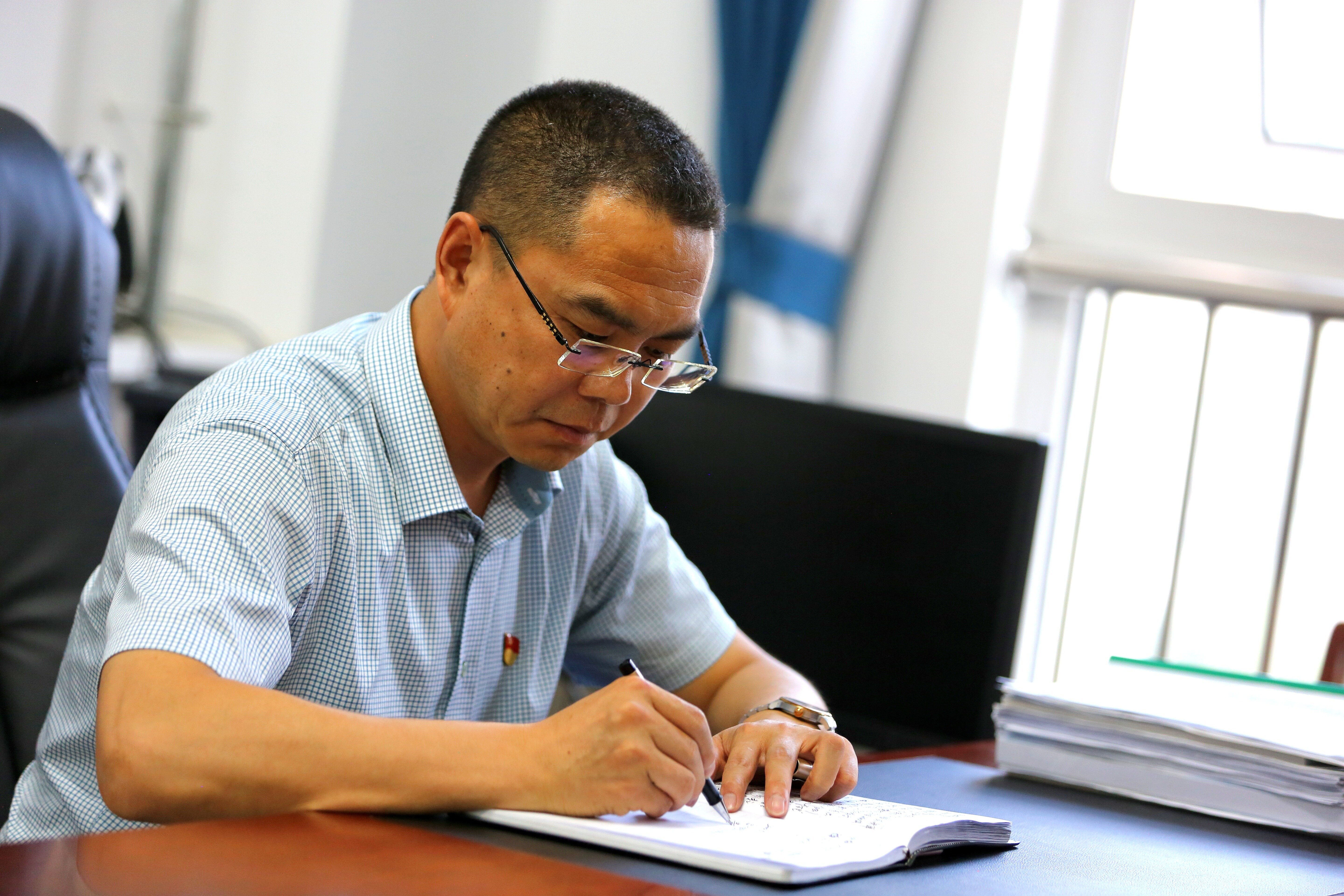 聚焦內(nèi)涵謀新篇 推動(dòng)發(fā)展開新局——訪慶陽(yáng)四中黨總支書記、校長(zhǎng)齊建偉