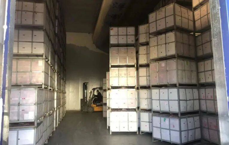 恒溫保鮮冷藏庫里存放的裝滿蘋果的果筐。