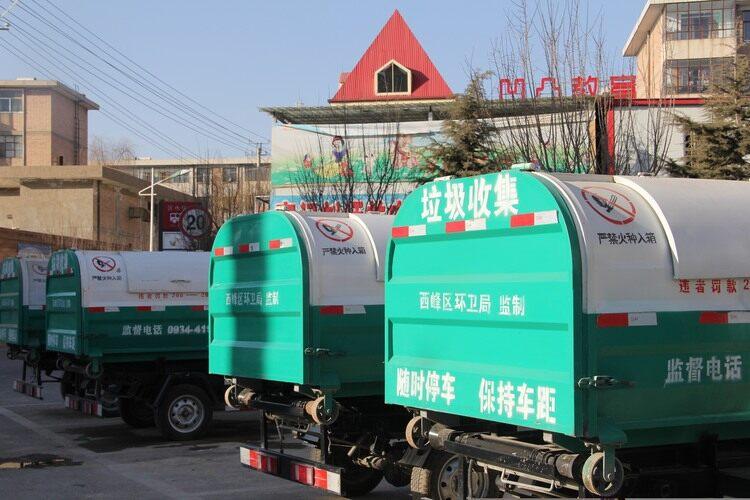 我市環(huán)衛(wèi)部門持續(xù)推進(jìn)每天“三次普掃”及全天候動態(tài)保潔作業(yè)機制。隴東報全媒體記者 劉萍凝 攝