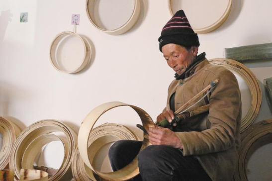 耿塬畔村村民楊滿銀在制作籮篩。