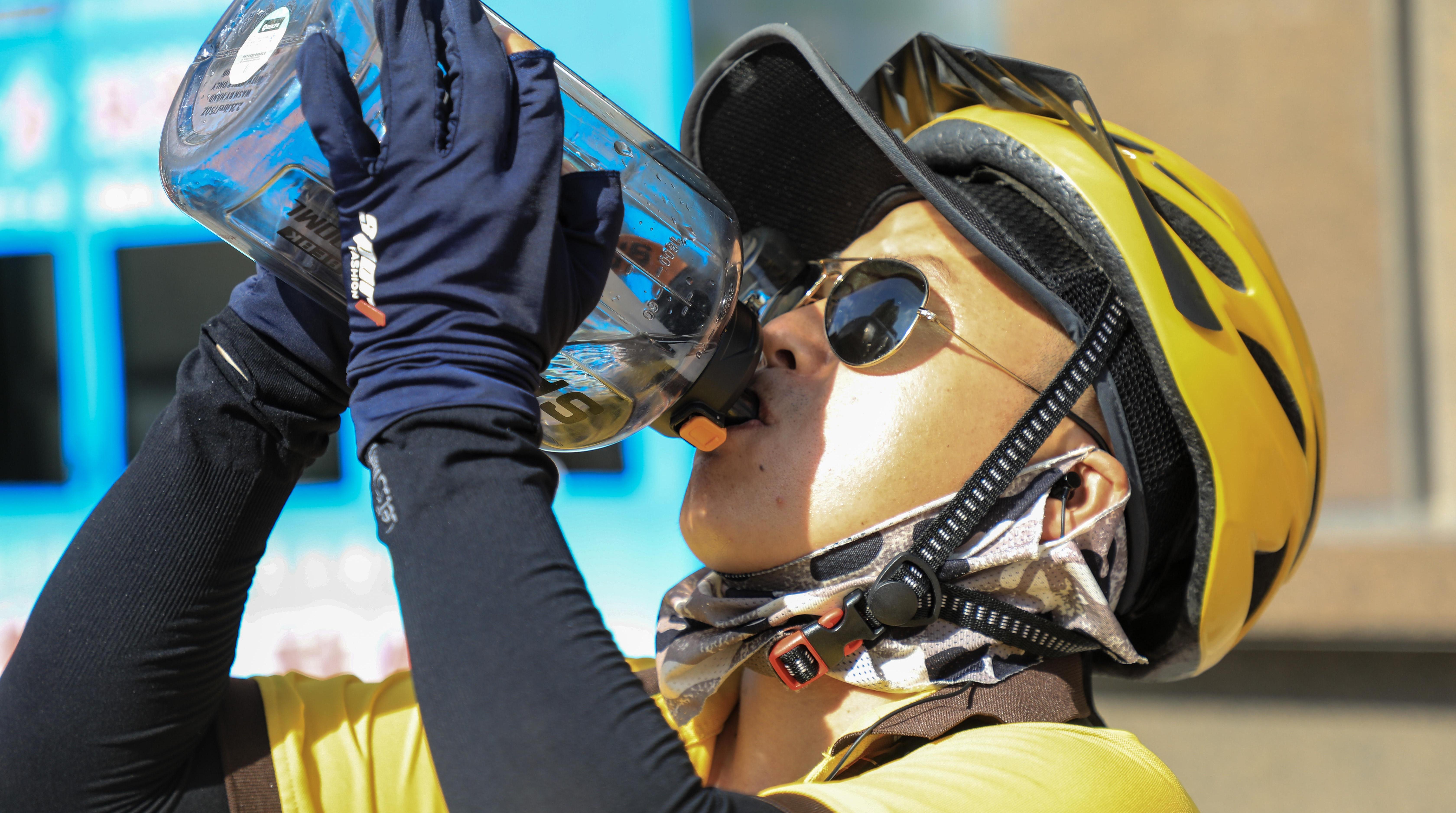 俄少飛 | 致敬高溫下的勞動(dòng)者