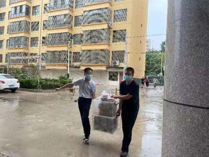 看到路邊的醫(yī)護(hù)人員，鎮(zhèn)原這對80后夫妻果斷做了一個決定！