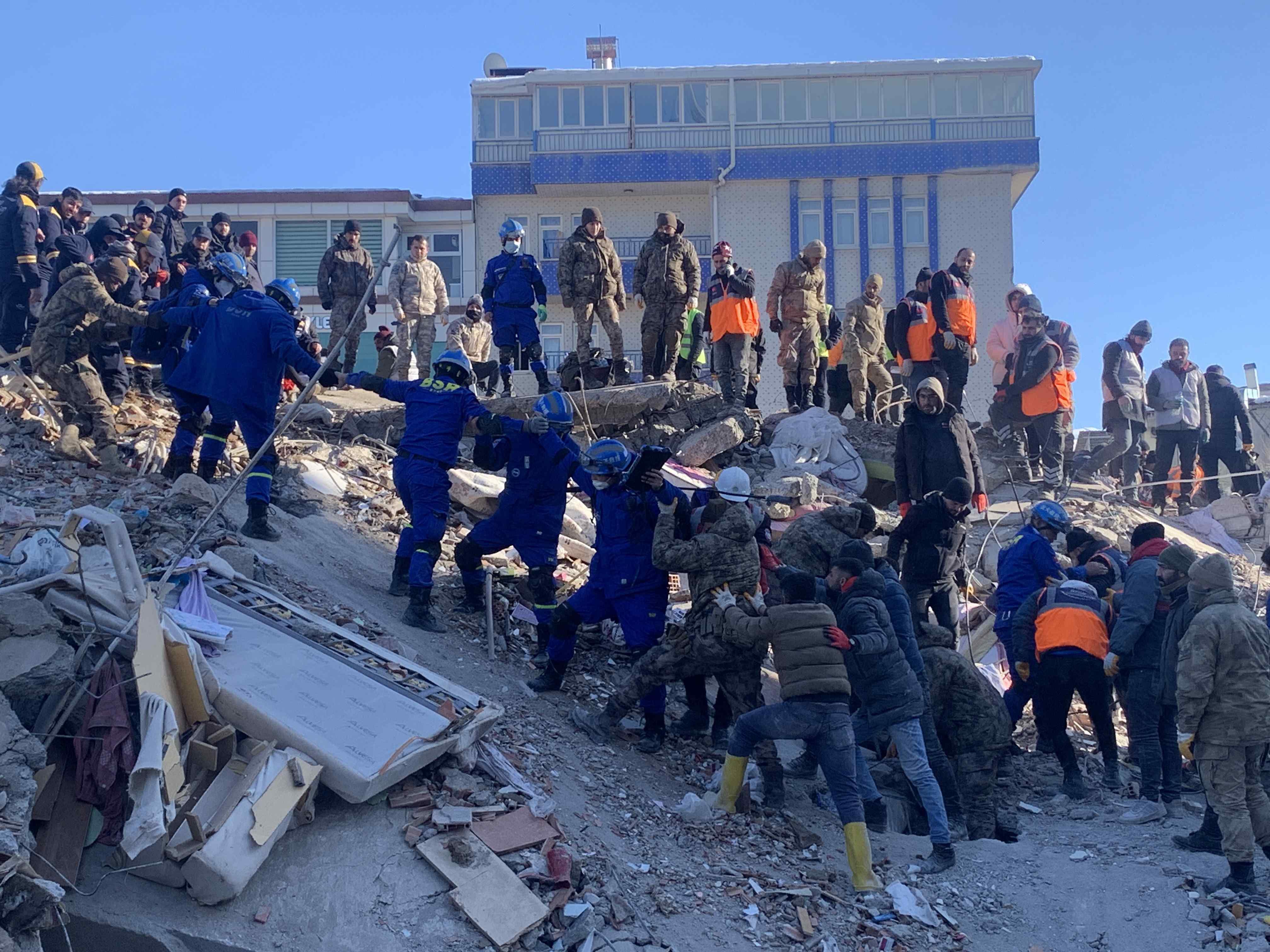 異國(guó)他鄉(xiāng)傳大愛(ài)——甘肅慶陽(yáng)藍(lán)天救援隊(duì)范淑娟、王磊跨國(guó)救援故事