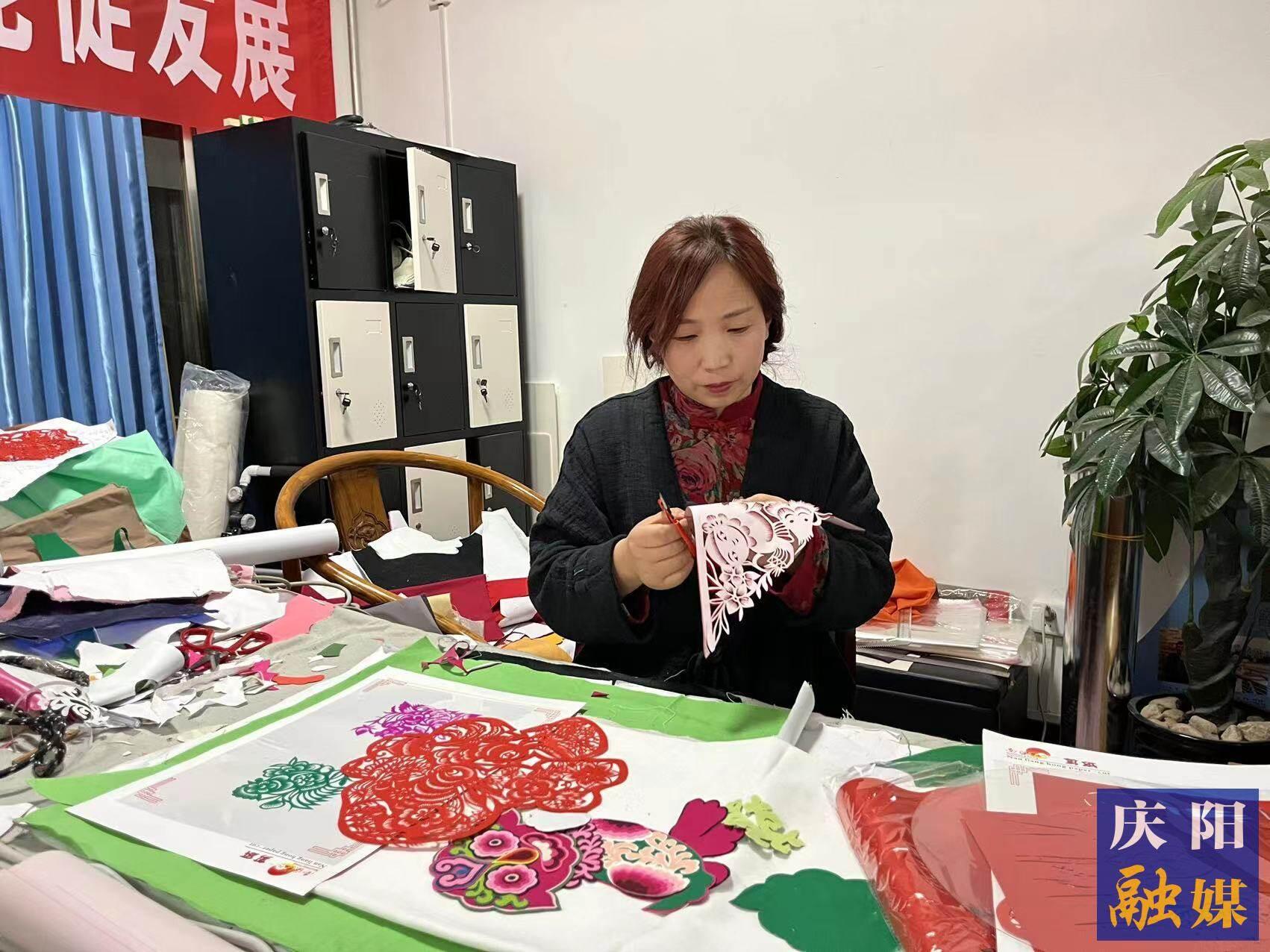 曹永琴在進(jìn)行剪紙創(chuàng)作。