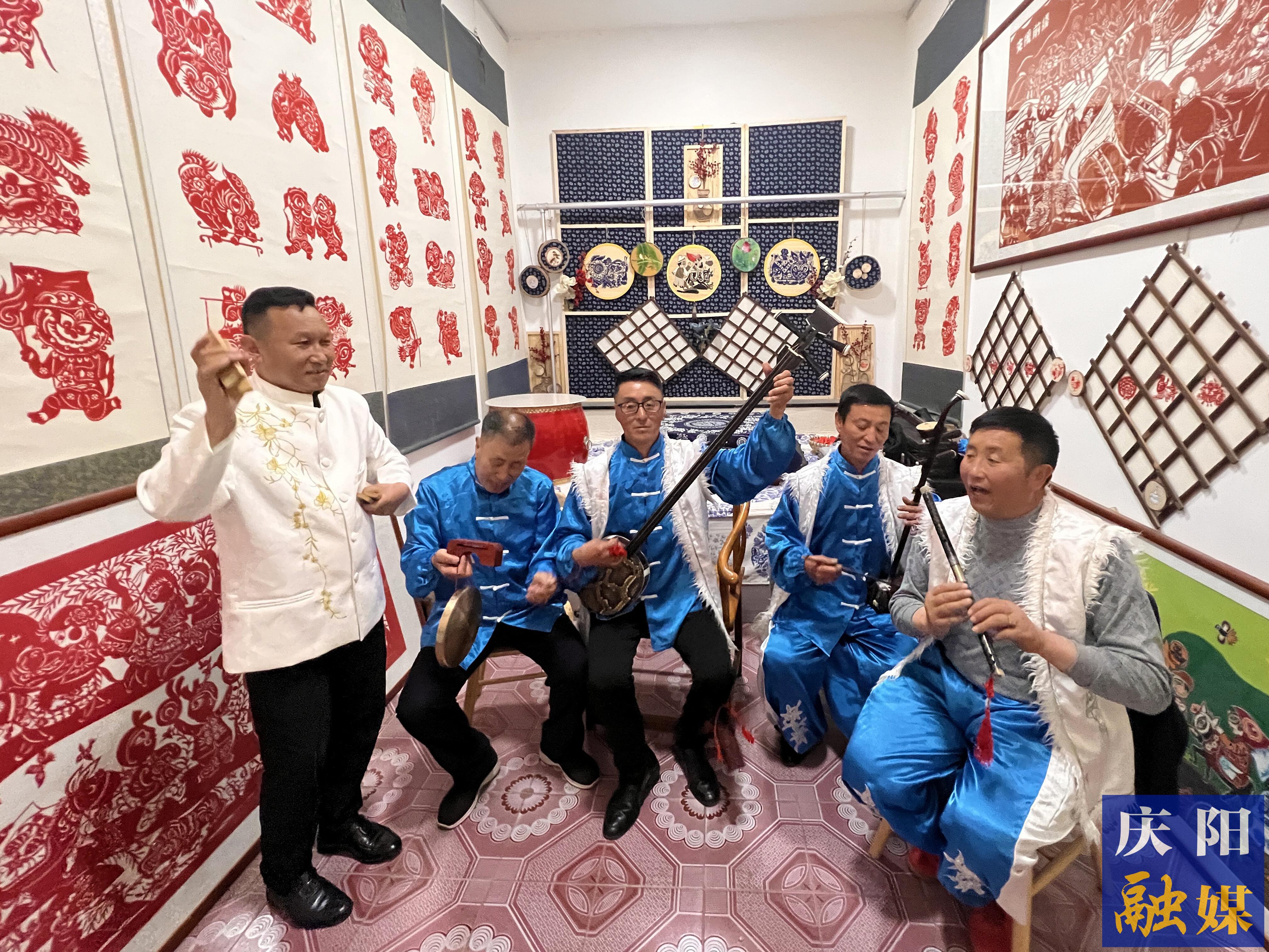 張穎奎（左三）和同伴在手機(jī)前直播南梁說唱。