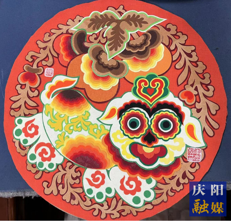 李慶英創(chuàng)作的布貼畫作品。