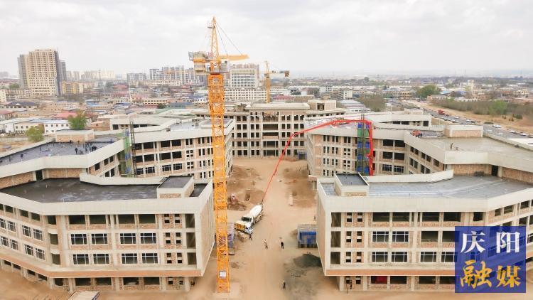 西峰區(qū)學(xué)院路實(shí)驗(yàn)學(xué)校建設(shè)項(xiàng)目加速推進(jìn) 確保今年8月建成投用