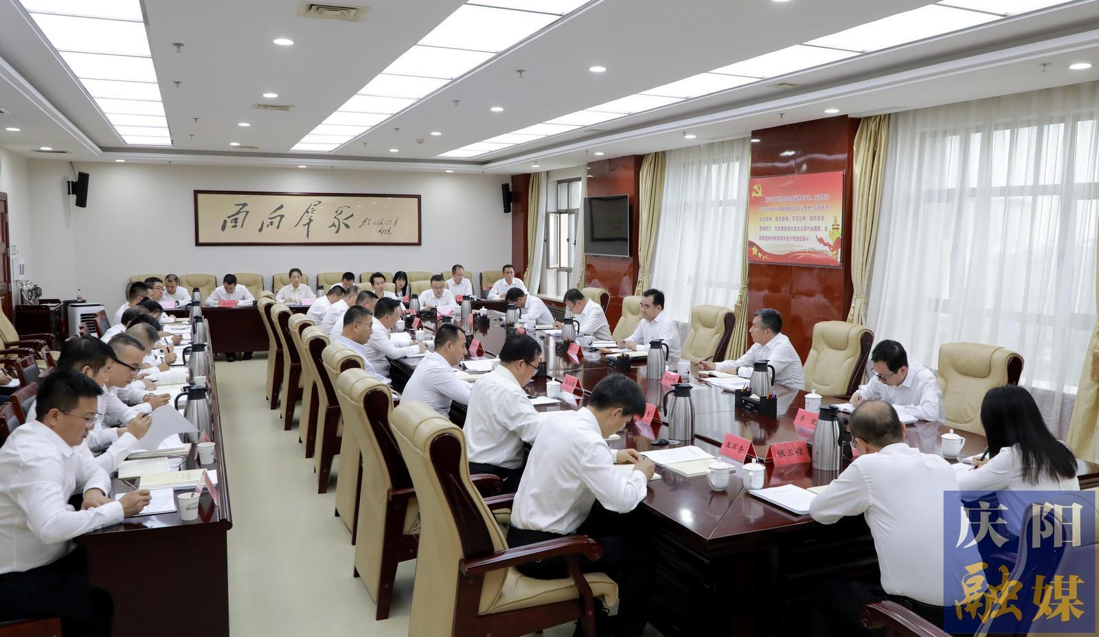 黃澤元在市委辦公室黨總支講專題黨課 勉勵全體黨員在知紀明紀上下功夫，在增強自覺上常修煉，在工作質(zhì)量上見實效，切實把黨紀學習教育成效轉(zhuǎn)化為擔當作為、干事創(chuàng)業(yè)的強大動力