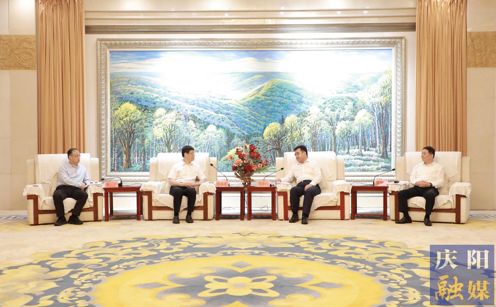 黃澤元與華電煤業(yè)集團黨委書記、董事長杜將武一行座談