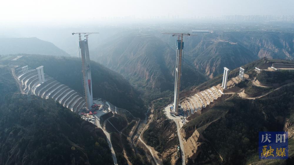 【攝影報(bào)道】G244線慶陽過境段公路項(xiàng)目張鐵溝特大橋4號(hào)主塔主體封頂