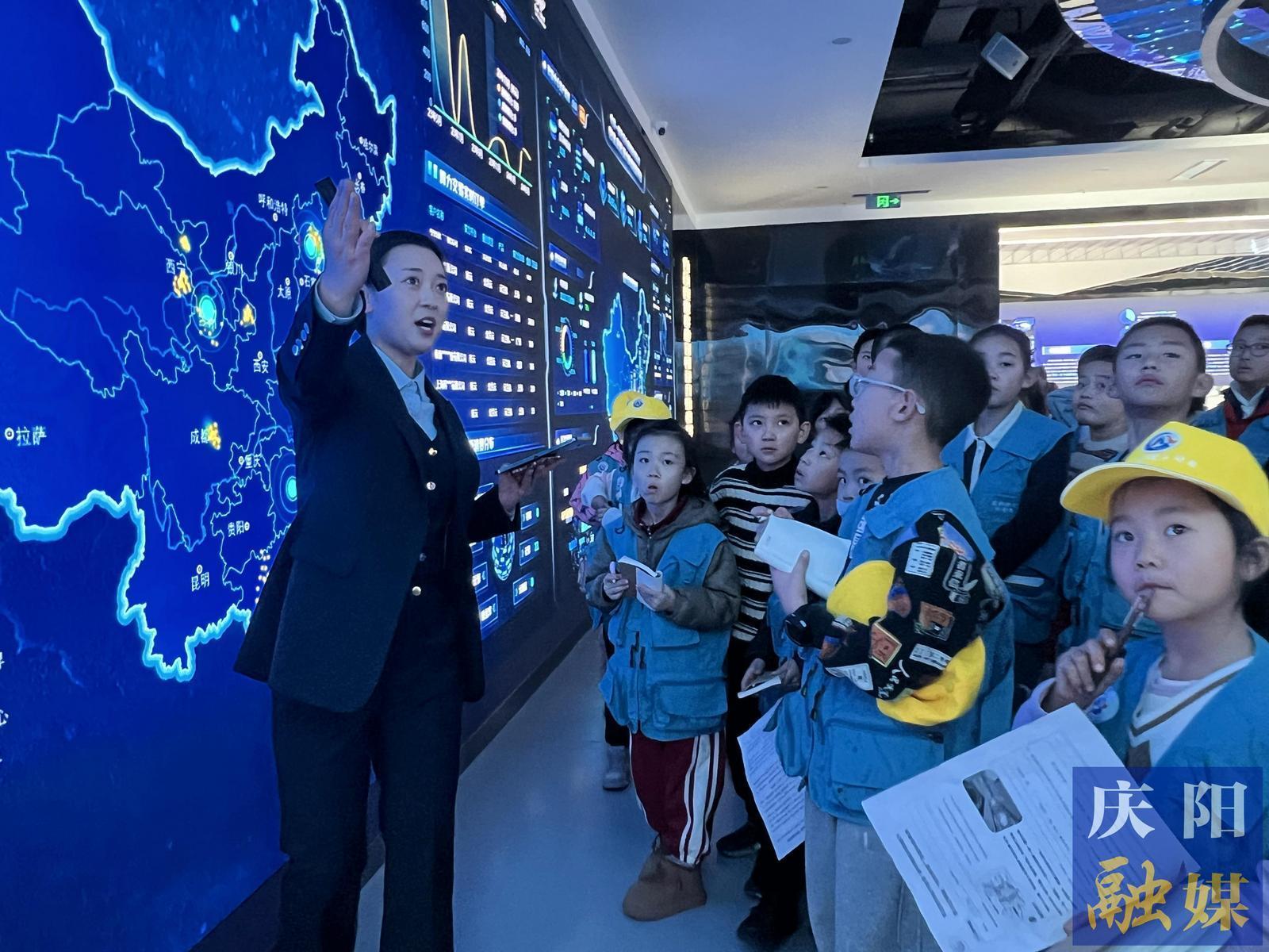 【走進我們的城市系列】觸摸智慧城市脈動  慶陽融媒小記者探秘“東數(shù)西算”