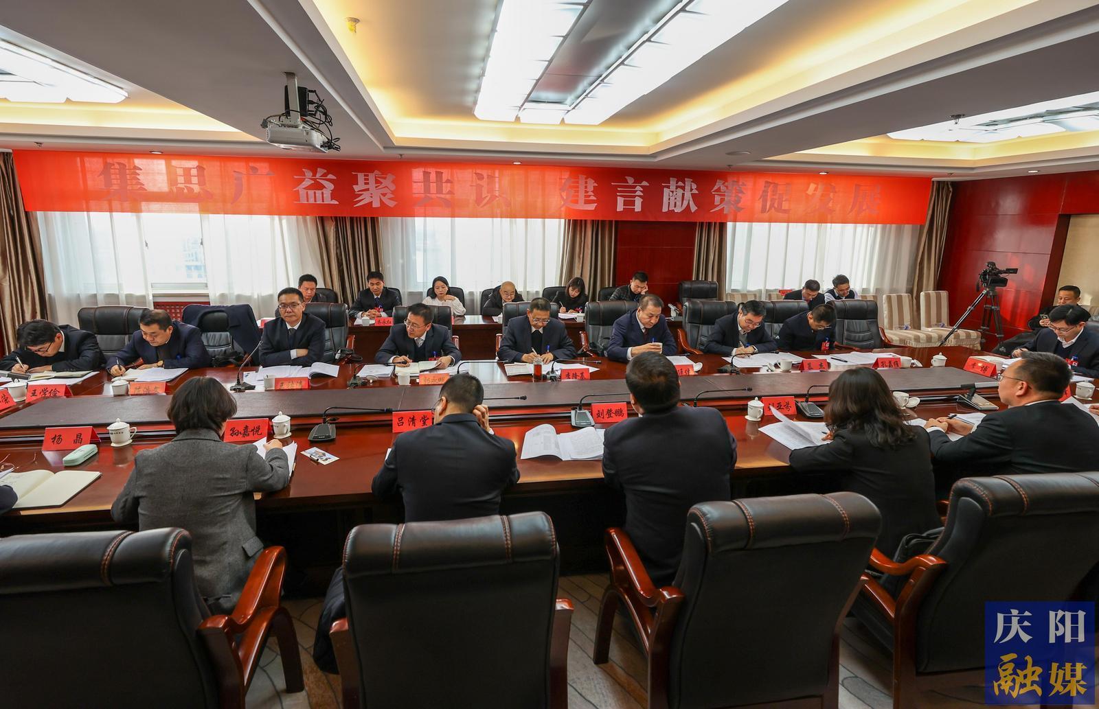 【圖說兩會】市政協(xié)委員分組討論政府工作報告和計劃、財政報告