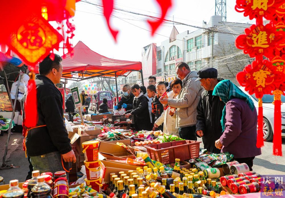 【慶陽年味·攝影報道】趕大集備年貨，煙火氣里年味兒濃