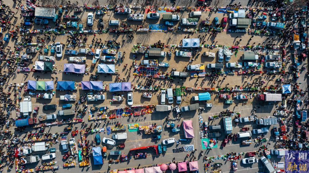 【慶陽年味·攝影報道】趕大集備年貨，煙火氣里年味兒濃