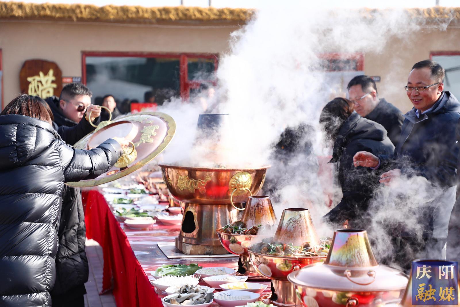 【慶陽年味·攝影報道】環(huán)縣莊子峁小年暖鍋宴“熱辣滾燙”