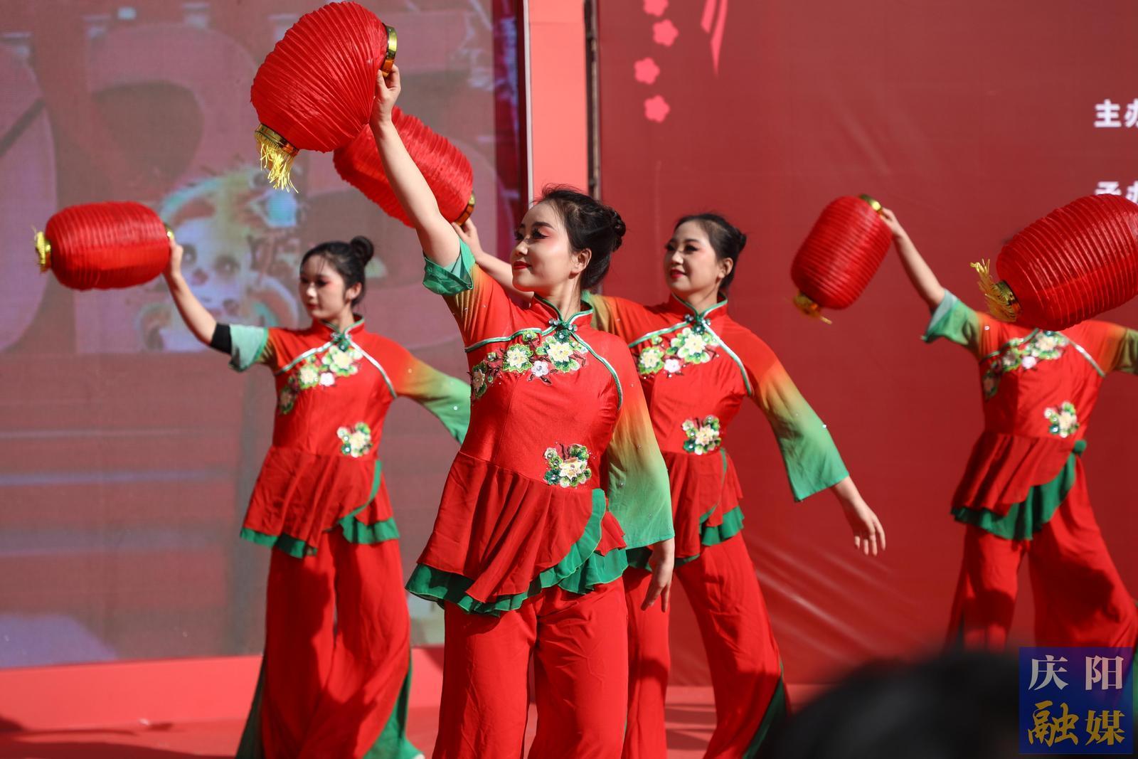 【慶陽年味·攝影報道】環(huán)縣莊子峁生態(tài)農(nóng)莊“村晚”精彩上演