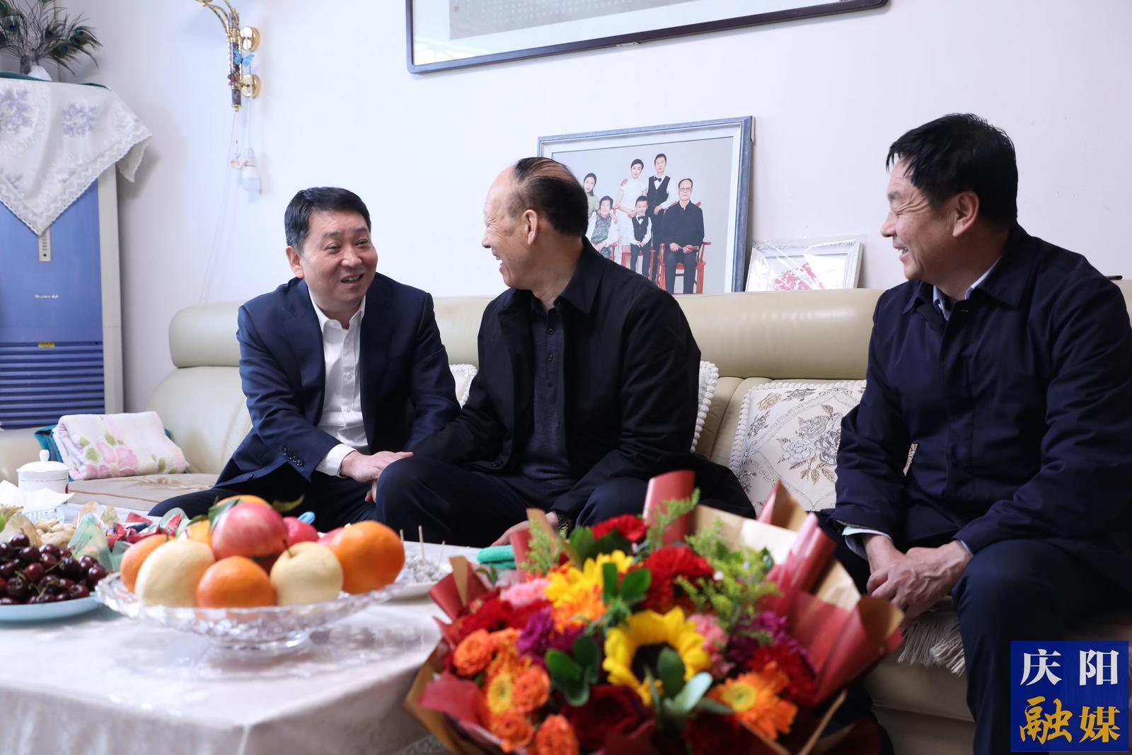 周繼軍看望慰問離退休老干部