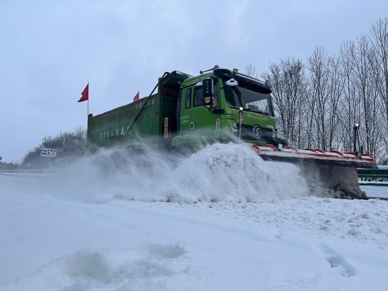 慶城收費所：破冰除雪顯擔(dān)當(dāng) 高效保暢護平安
