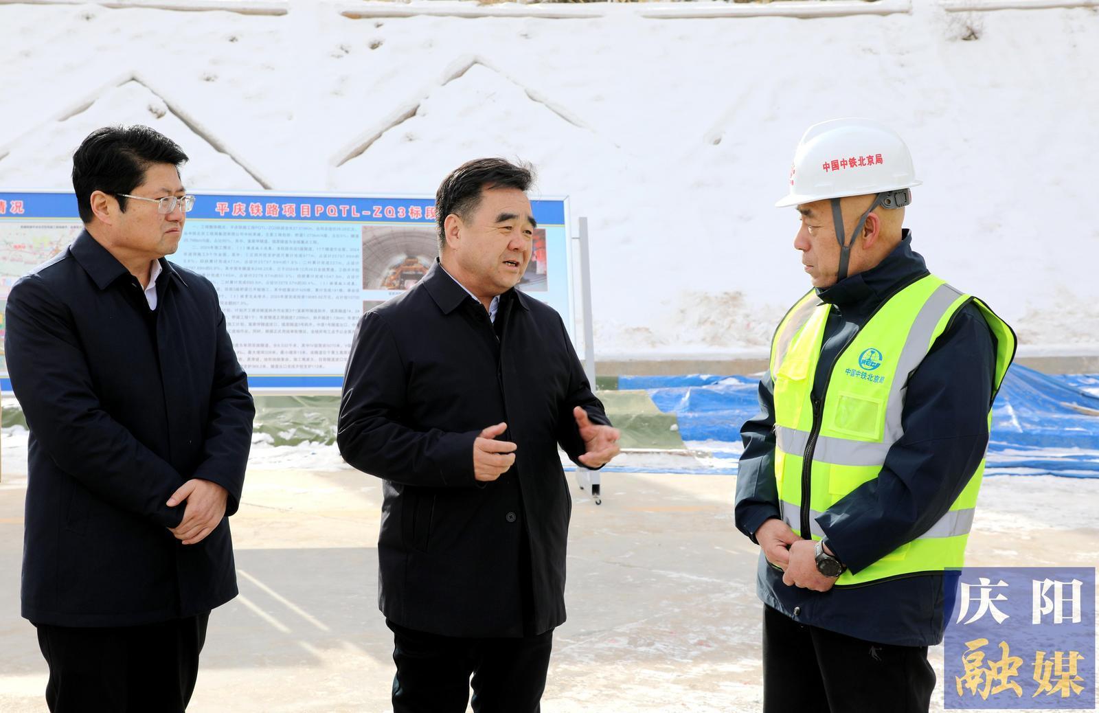 黃澤元在鎮(zhèn)原縣調(diào)研時(shí)強(qiáng)調(diào) 推動(dòng)城市更新煥發(fā)城區(qū)光彩活力 苦干實(shí)干努力完成年度目標(biāo)任務(wù)