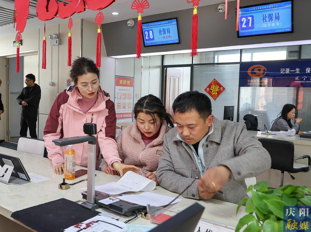 【攝影報道】正寧縣“小寧幫辦”：政務服務新亮點，提升群眾滿意度