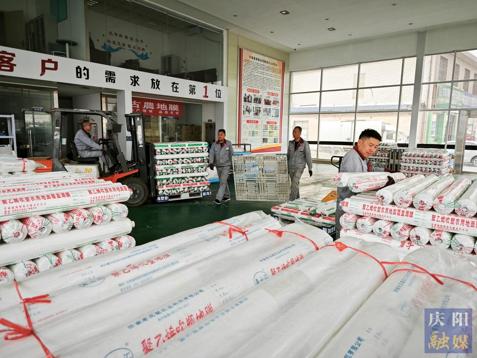 【攝影報(bào)道】春耕備耕正當(dāng)時(shí) 西峰區(qū)農(nóng)資農(nóng)機(jī)購(gòu)銷(xiāo)兩旺