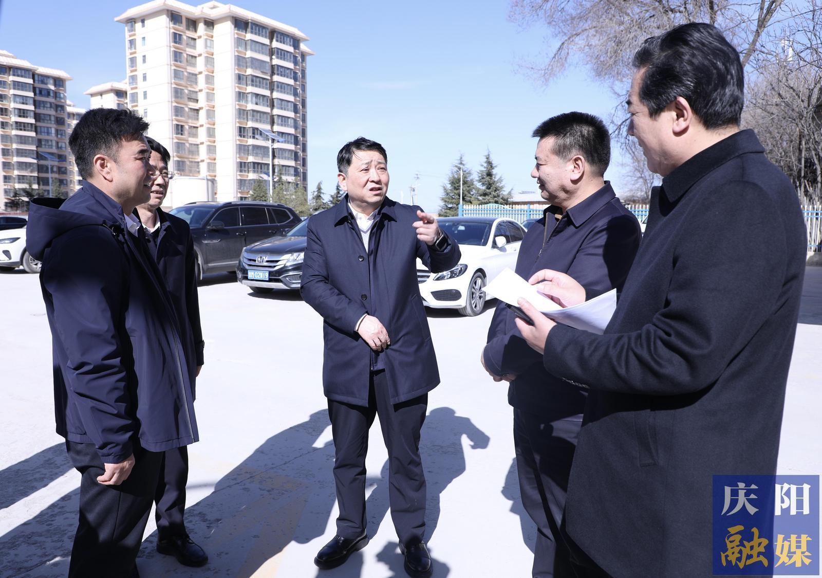 周繼軍在西峰區(qū)調(diào)研踏勘重點(diǎn)項(xiàng)目建設(shè)工作