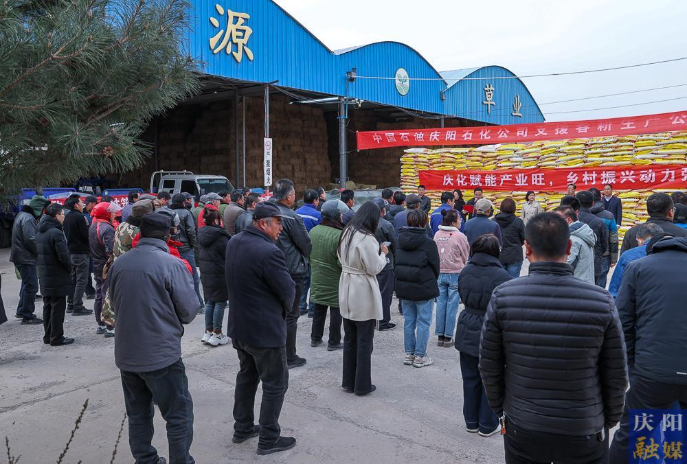 【攝影報道】慶陽石化捐贈90噸復(fù)合肥助力鎮(zhèn)原縣馬渠鎮(zhèn)春耕生產(chǎn)