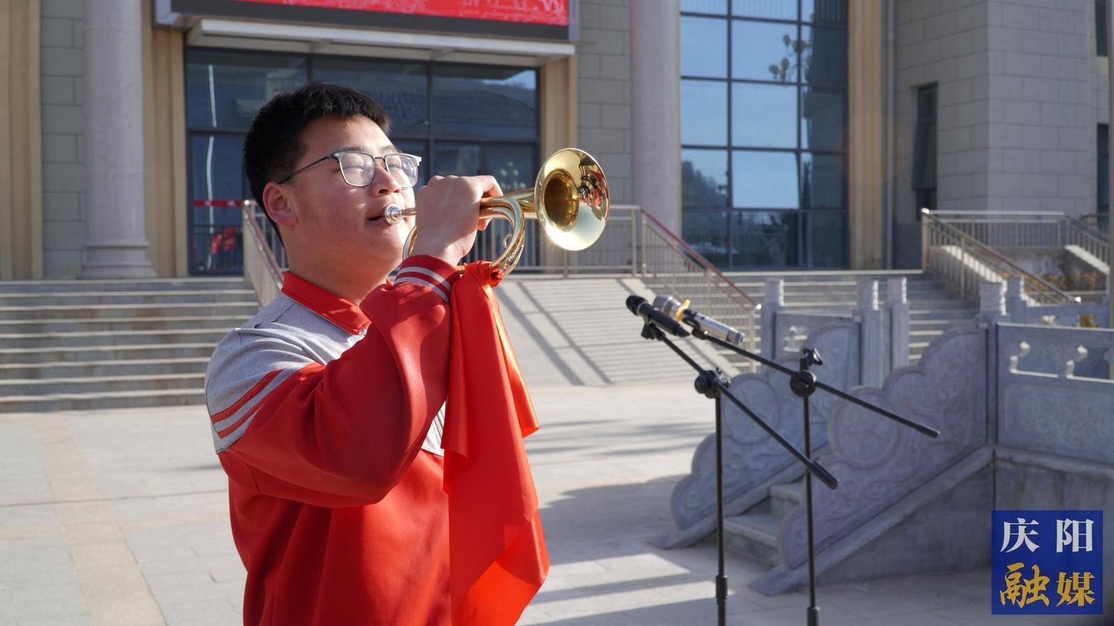 大型網(wǎng)絡(luò)思政公開課《永遠(yuǎn)不會(huì)忘記》連線直播慶陽南梁“清明祭英烈 重走長征路”思政教育主題實(shí)踐活動(dòng)