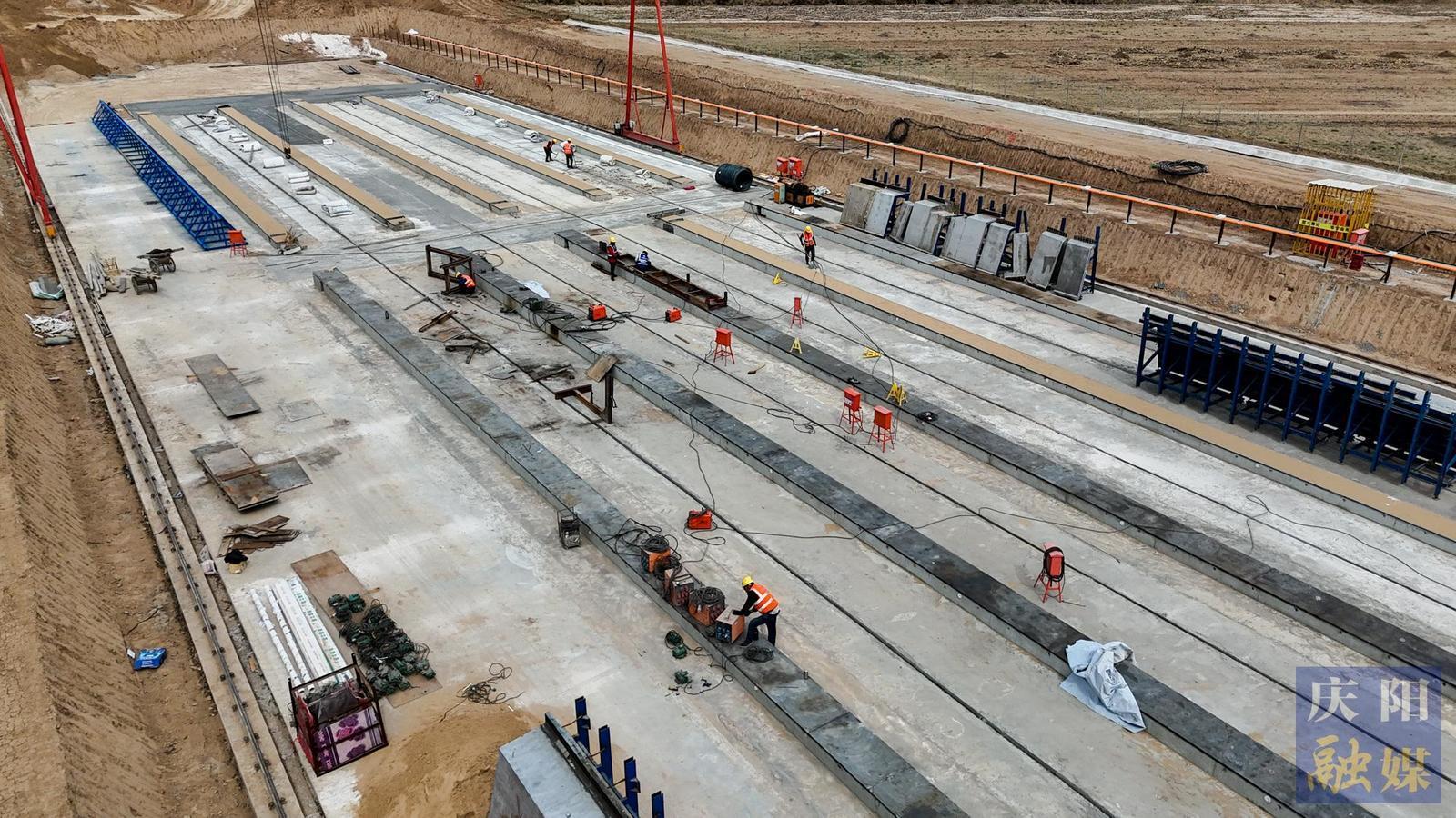 【攝影報(bào)道】慶陽東繞城公路控制性工程小崆峒特大橋完成引橋下構(gòu)