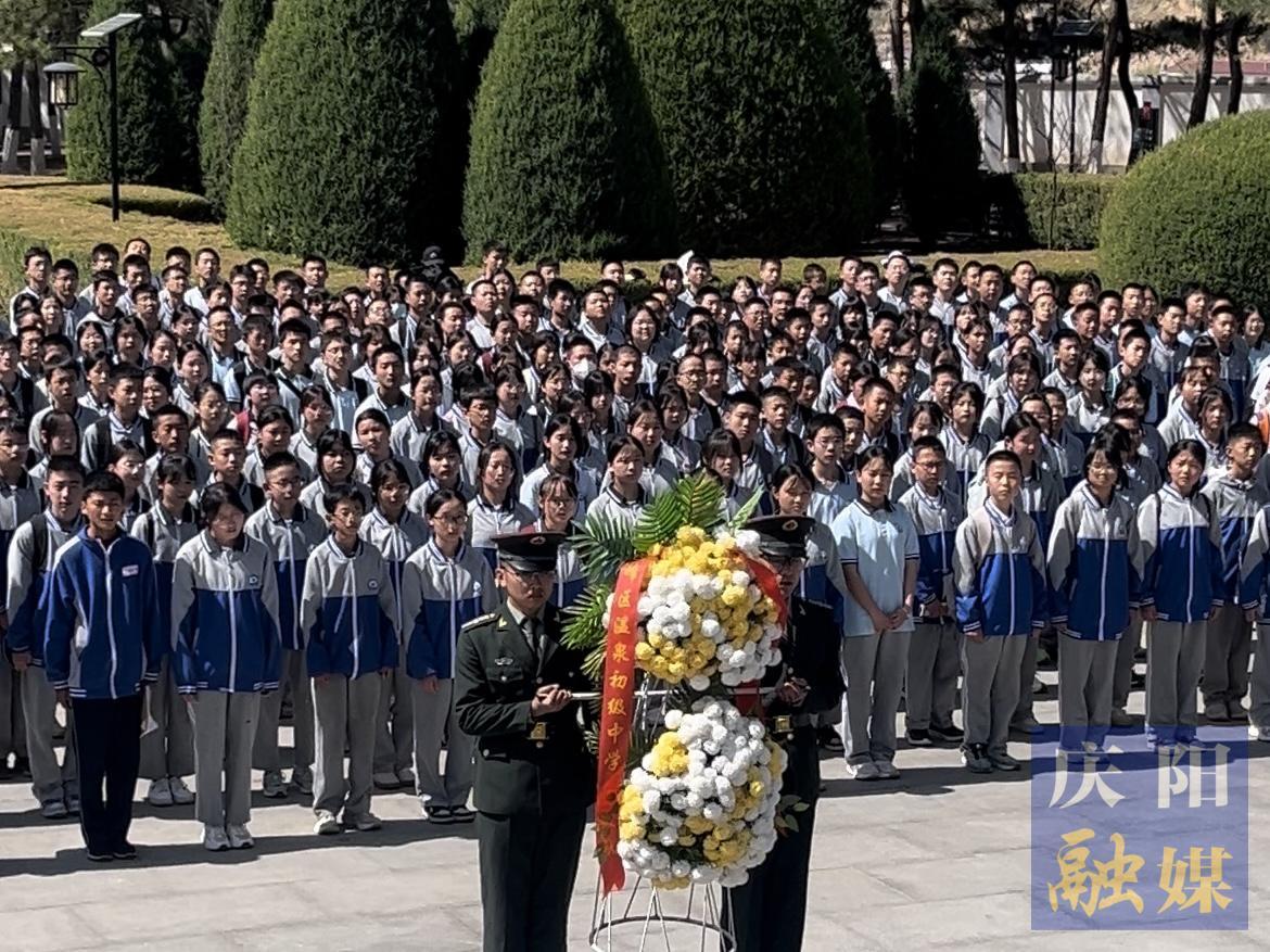 西峰區(qū)溫泉初中開(kāi)展紅色研學(xué)實(shí)踐活動(dòng)