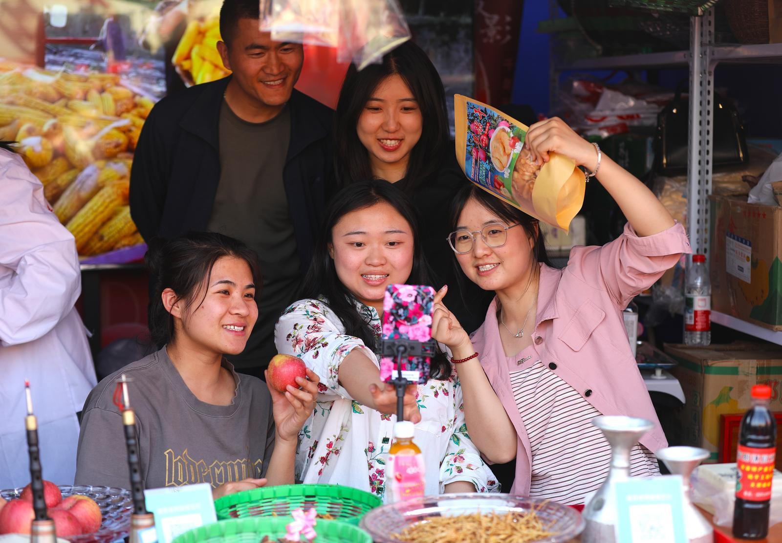 【攝影報道】煙火氣與“云流量”交織 環(huán)縣農(nóng)特產(chǎn)品展銷點燃五一消費(fèi)熱