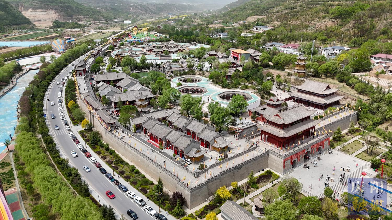 【攝影報道】鎮(zhèn)原北石窟驛景區(qū)火熱迎客：再現(xiàn)絲路古韻 打造文旅新地標(biāo)