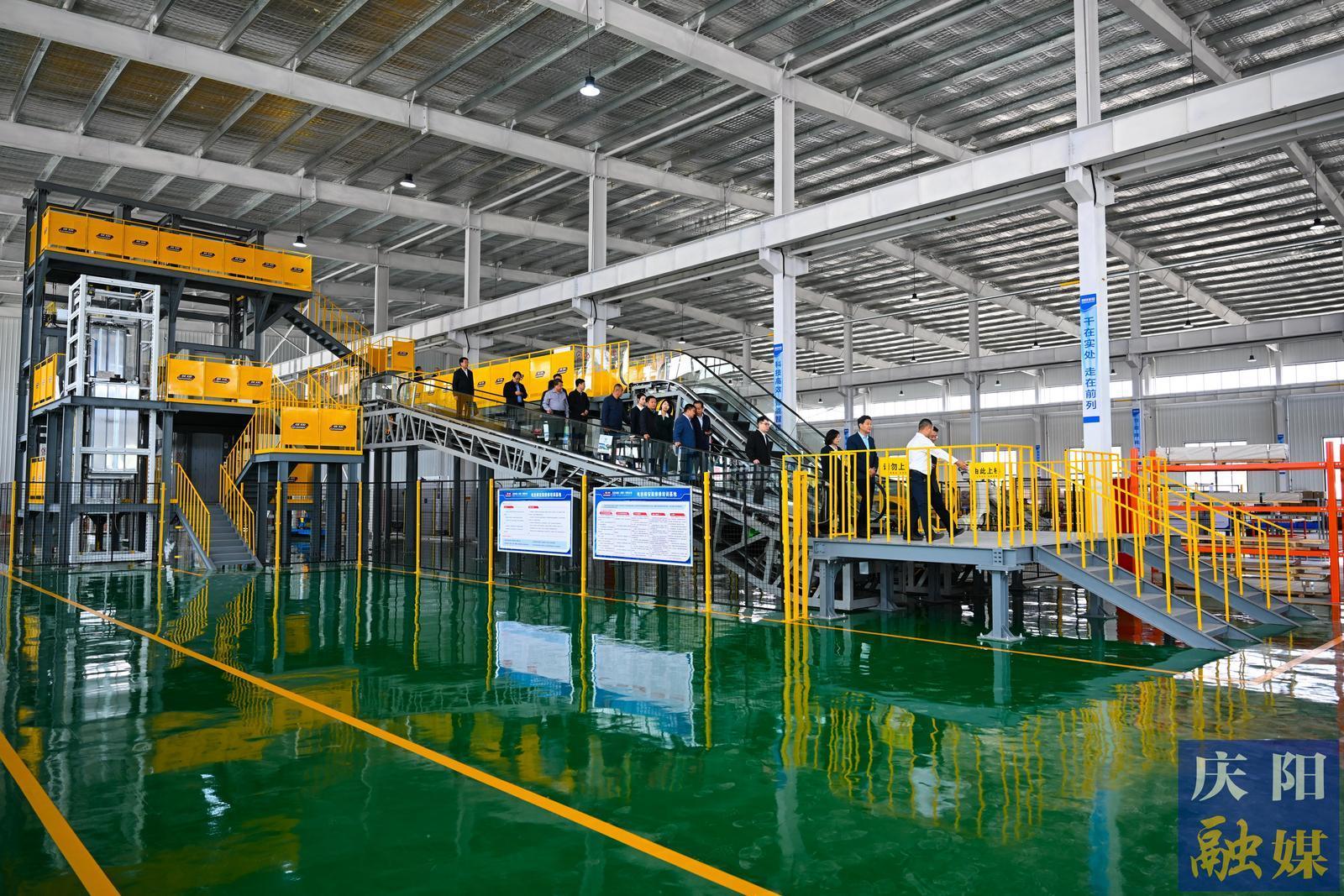 【攝影報道】慶陽超芯電線電纜與戈爾電梯產(chǎn)品下線發(fā)運(yùn)暨推介對接活動舉行